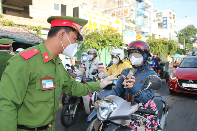 HCM City streets put under strict control amid lockdown - 13