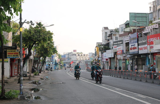 HCM City streets put under strict control amid lockdown - 14