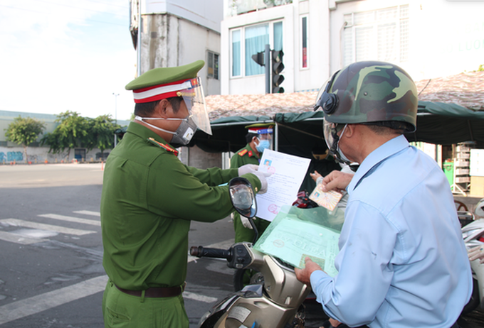 HCM City streets put under strict control amid lockdown - 4