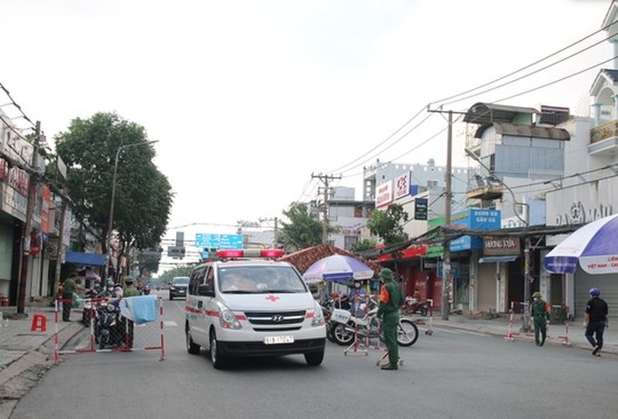 HCM City streets put under strict control amid lockdown - 12
