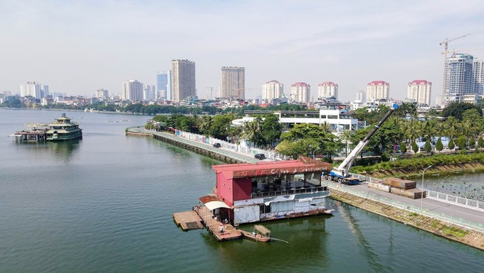 Last floating restaurants on Hanoi lake removed - 2