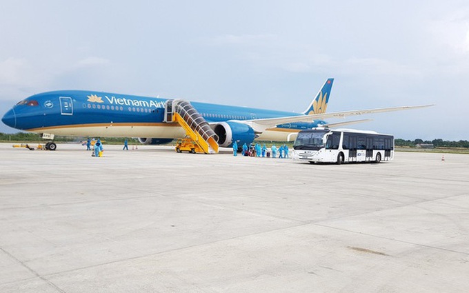 Nearly 350 more Vietnamese citizens return from Europe and Africa - 1