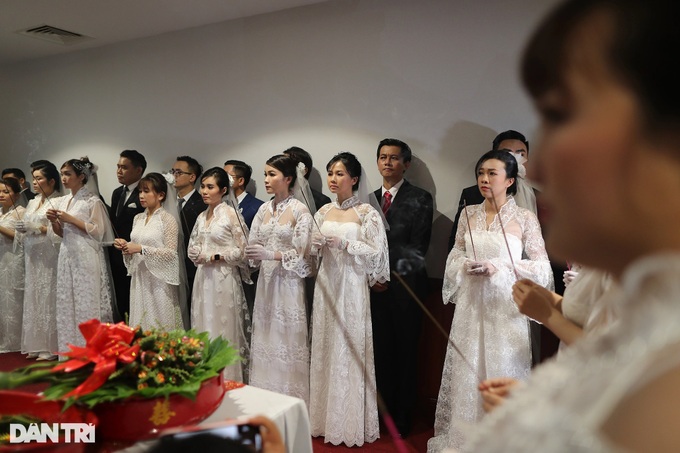 Mass wedding held for HCM City hospital’s couples - 1