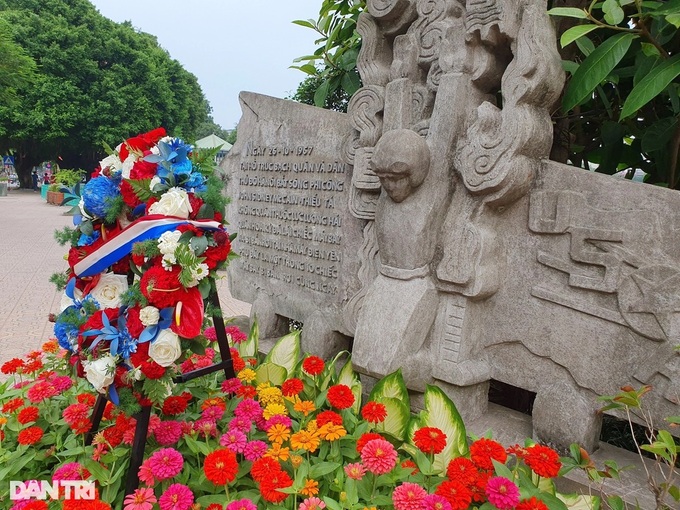 Hanoi plans to restore Senator McCain monument - 1 Hanoi plans to restore Senator McCain monument - 1
