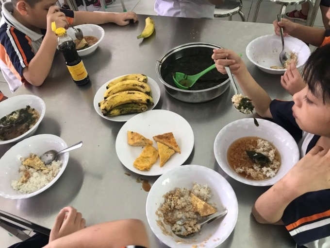Ho Chi Minh City parents complain about poor school meals - 4
