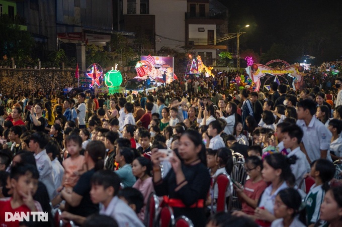 Dantri presents mooncakes to disadvantaged Thai Nguyen children - 3 Dantri presents mooncakes to disadvantaged Thai Nguyen children - 3