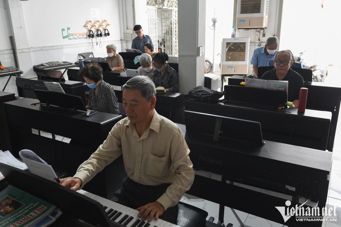 HCM City elderly students enjoy free piano class - 1