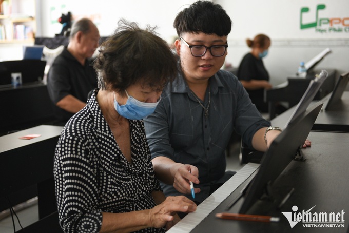 HCM City elderly students enjoy free piano class - 2