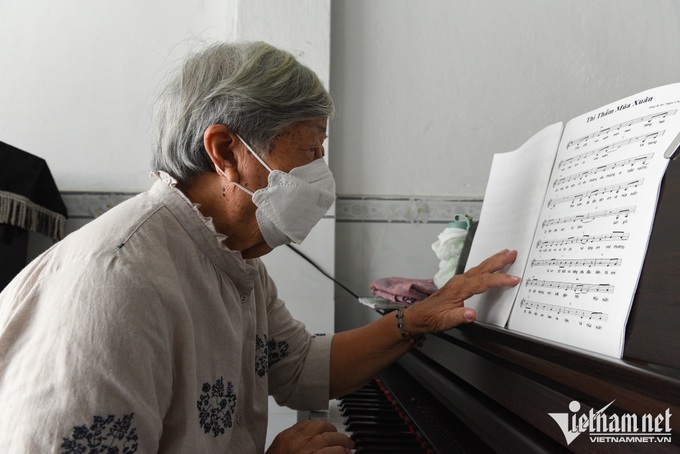 HCM City elderly students enjoy free piano class - 4