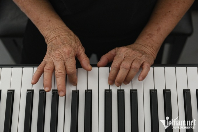 HCM City elderly students enjoy free piano class - 3