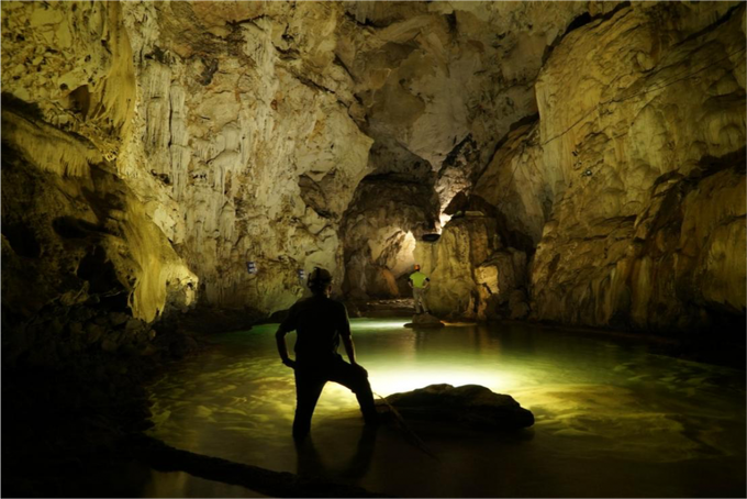 UK experts explore Thai Nguyen cave - 1