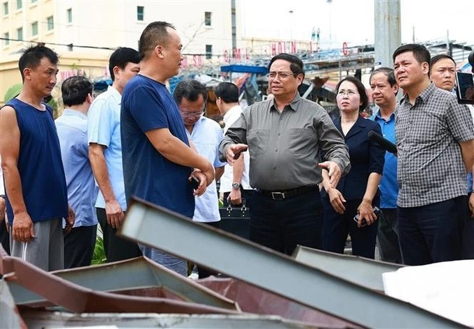 PM inspects recovery efforts in typhoon-hit Quang Ninh province - 1