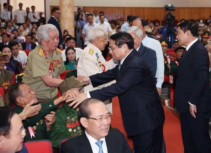 PM meets veteran soldiers, young volunteers, frontline workers serving Dien Bien Phu Campaign - 1