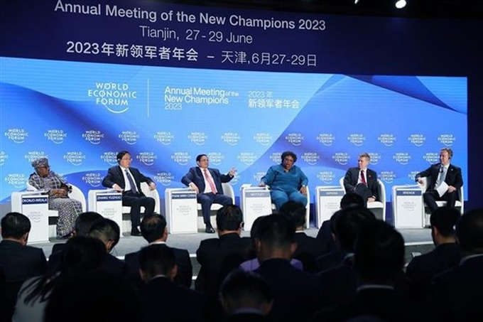 PM mentions measures against headwinds at WEF debate in Tianjin - 1