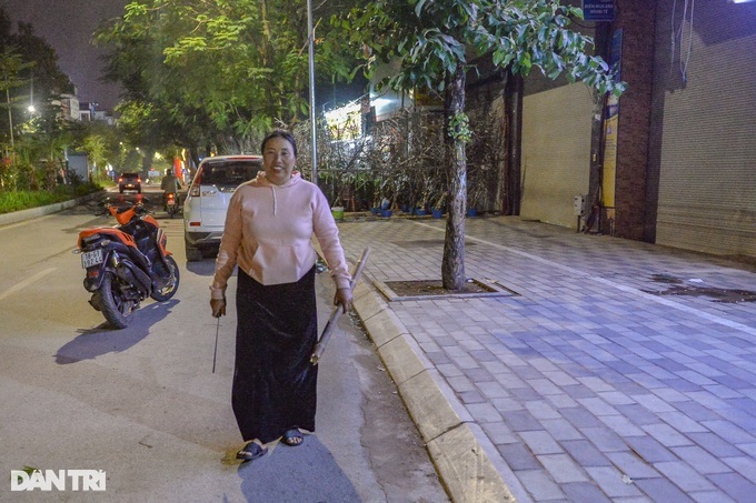 Traders sleep on Hanoi streets to guard kumquat, peach trees - 4