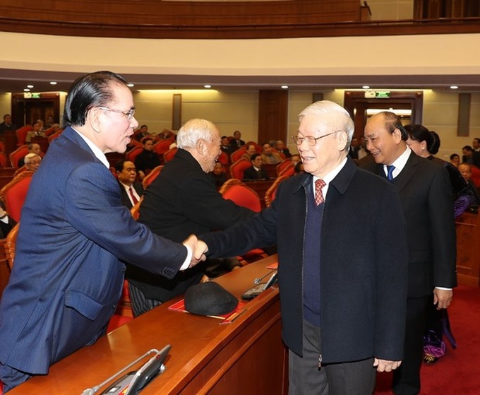 Politburo meets with former senior leaders of Party, State - 1