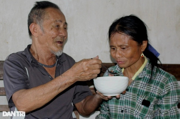 Blind man takes care of mentally-disordered daughter - 1 Blind man takes care of mentally-disordered daughter - 1