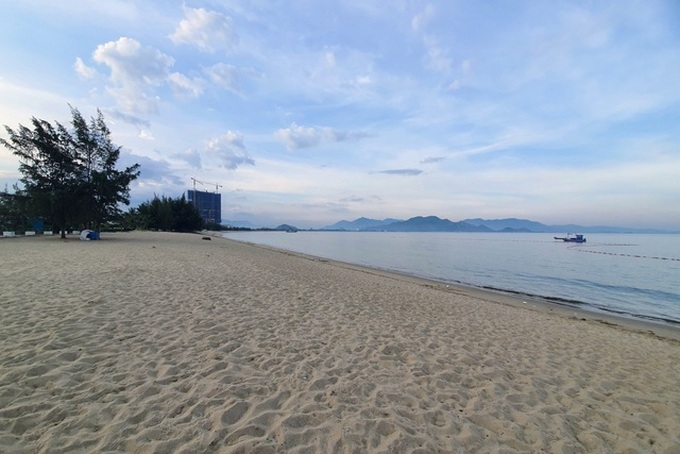 Ninh Thuan beach empty amid Covid-19 pandemic - 1