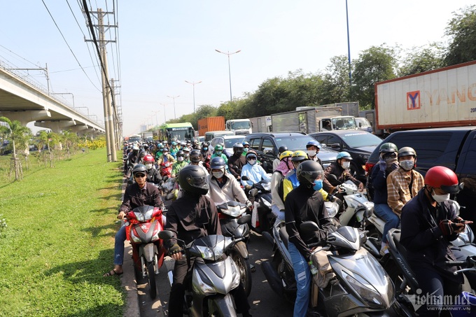 HCM City gateways severely congested as Tet nears - 2 HCM City gateways severely congested as Tet nears - 2