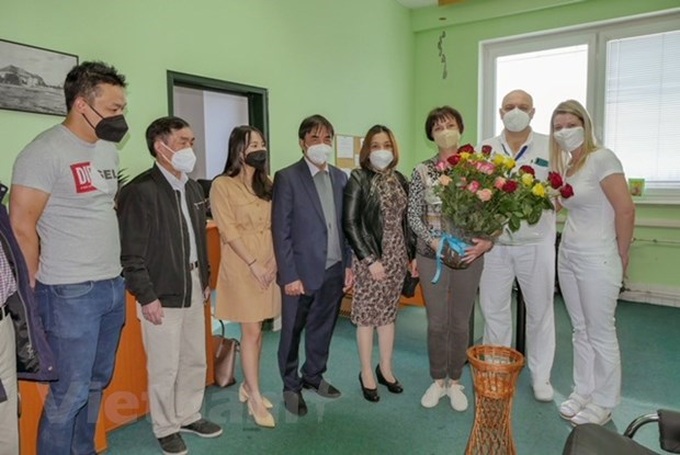 Vietnamese expats join Czech Republic’s efforts to fight COVID-19 - 1