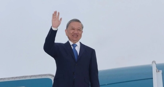 Top leader leaves Hanoi for Mongolia, Ireland, France, and 19th Francophonie Summit - 1