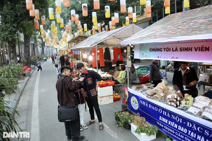 Hanoi flower market bustles as Tet nears - 14 Hanoi flower market bustles as Tet nears - 14