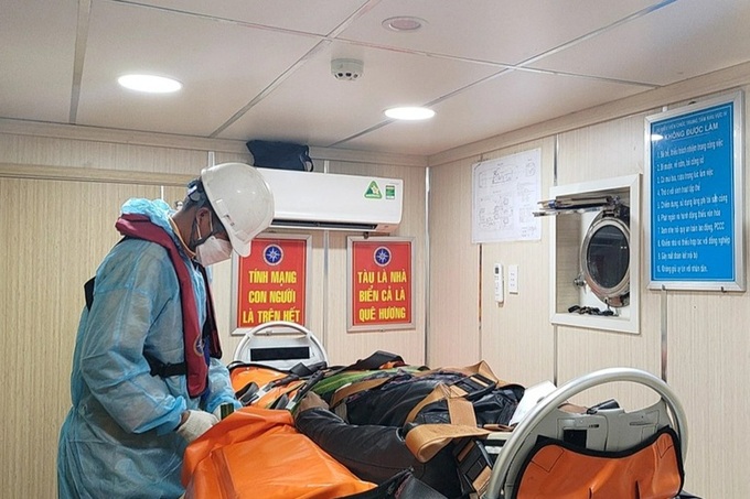 Nha Trang rescue team takes sick Bangladeshi crewman ashore - 1
