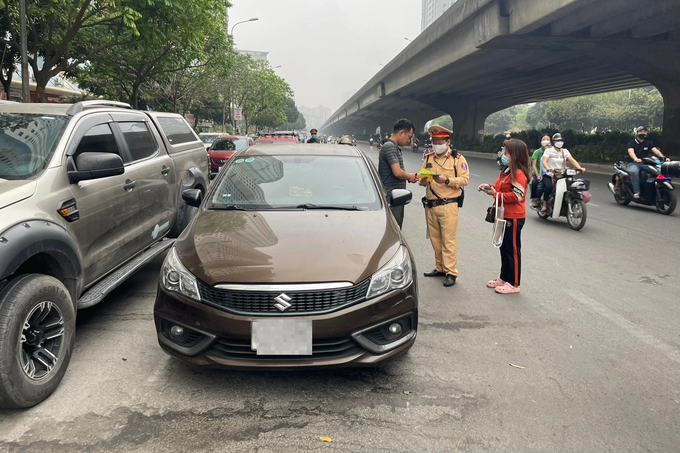 Hanoi car owners fined for double parking - 3 Hanoi car owners fined for double parking - 3