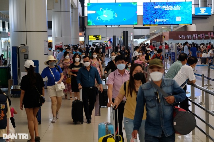 Noi Bai International Airport crowded ahead of national holiday - 3