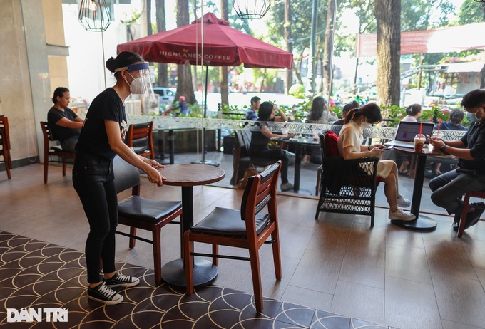 HCM City restaurants and cafes reopen to dine-in customers - 5