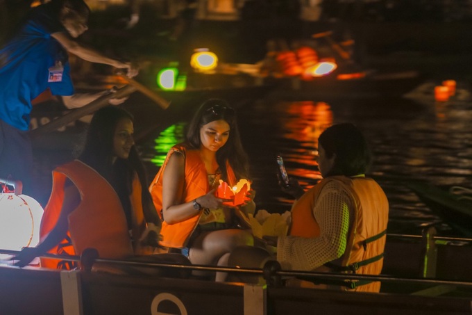 People flock to Hoi An to enjoy Mid-Autumn Festival - 4 People flock to Hoi An to enjoy Mid-Autumn Festival - 4