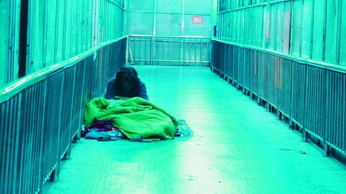 Homeless people struggle through Hanoi cold night - 5
