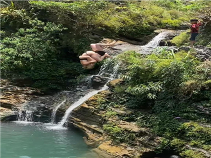 Tourists warned of dangers at Ha Giang waterfall - 1