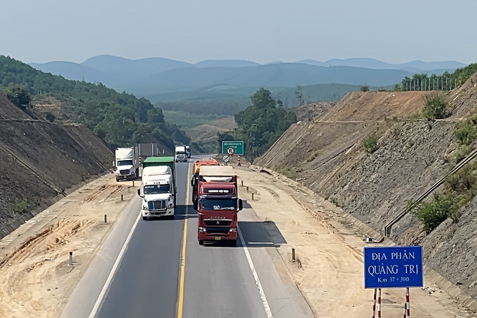 Large-size vehicles face deadly Thua Thien-Hue expressway ban - 1
