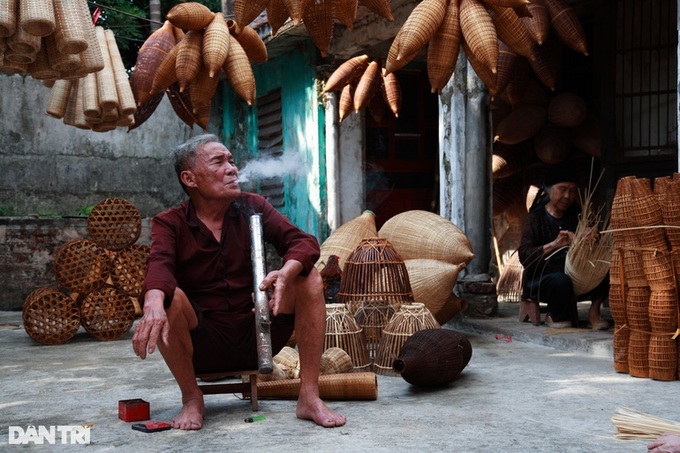 Hung Yen's 200-year-old fish trap weaving craft - 1