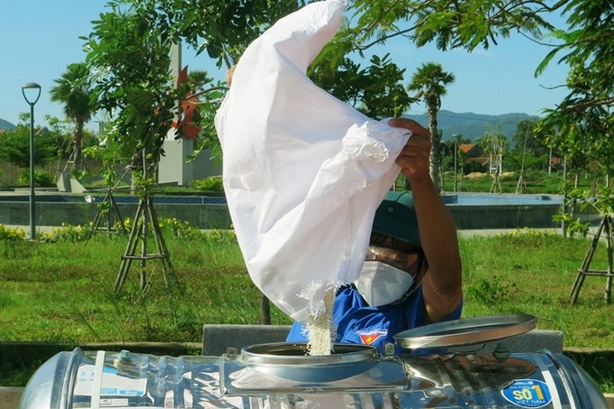Low-income people in Phu Yen provided free rice during pandemic - 1