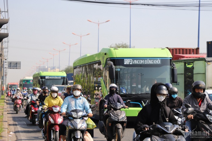 HCM City gateways severely congested as Tet nears - 4 HCM City gateways severely congested as Tet nears - 4