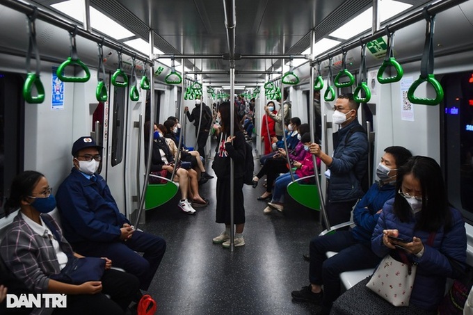 Passengers using monthly pass on Hanoi metro rises - 1