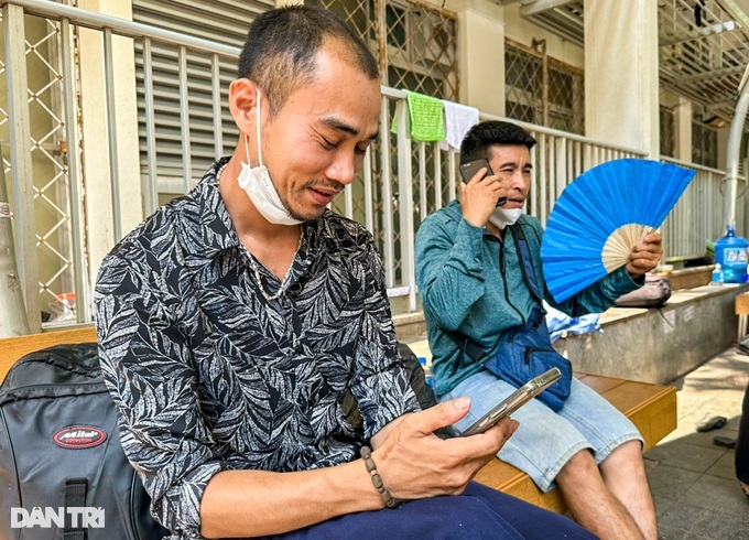 People struggling with scorching heat at Hanoi hospital - 5
