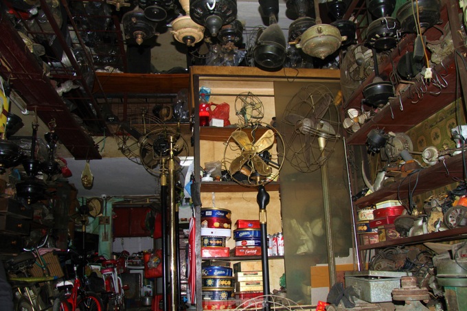 Hanoi family preserves vintage fans - 2 Hanoi family preserves vintage fans - 2