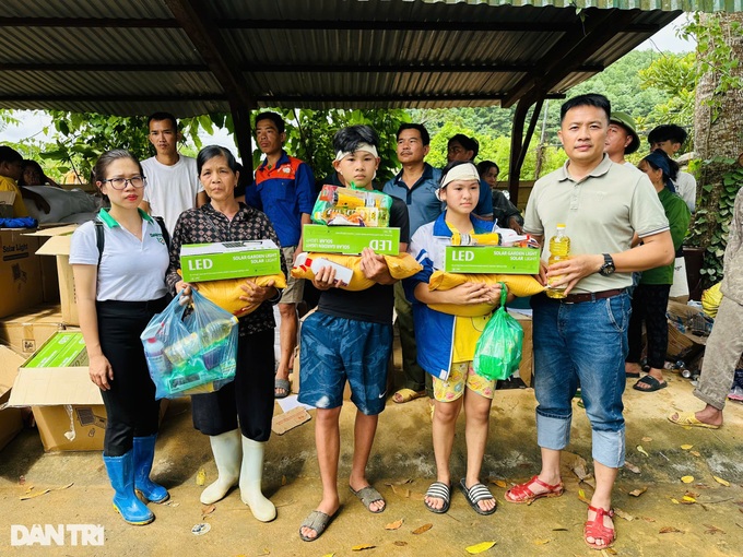 Dantri Newspaper visits Lao Cai flood hit residents - 5