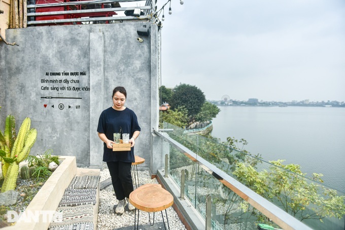 Bee hive-designed coffee shop in Hanoi attracts customers - 6