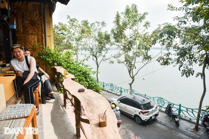 Bee hive-designed coffee shop in Hanoi attracts customers - 8