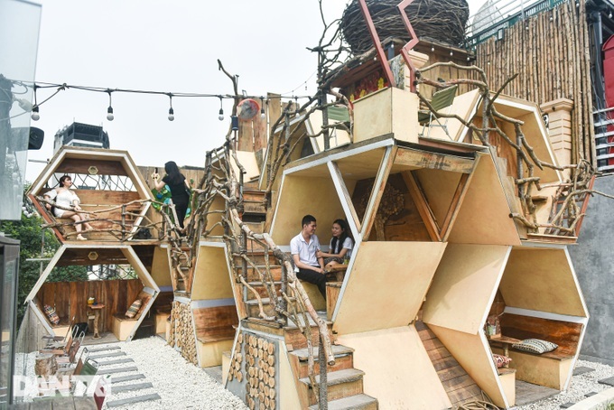 Bee hive-designed coffee shop in Hanoi attracts customers - 4