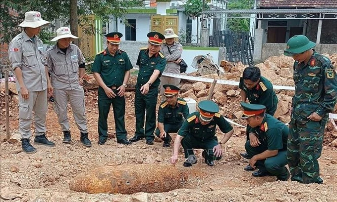 Wartime bomb safely detonated in Quang Binh - 1