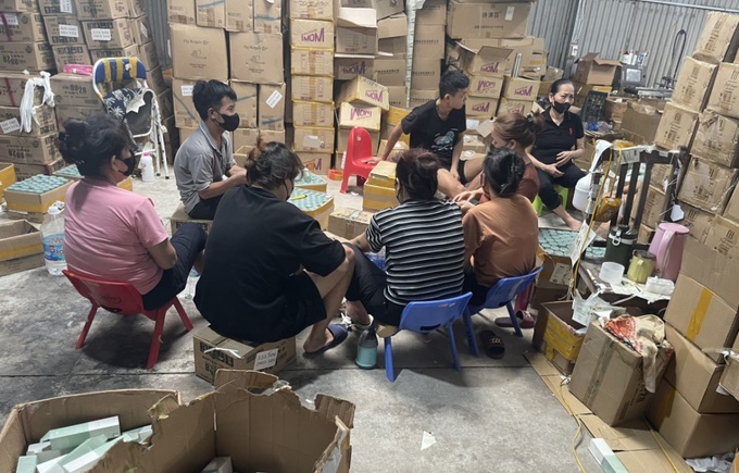 Over 30 tonnes of expired cosmetics seized in Hanoi - 1