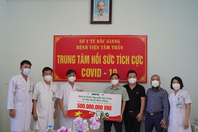 Dantri transfers donations to frontline workers in Bac Giang and Bac Ninh - 1