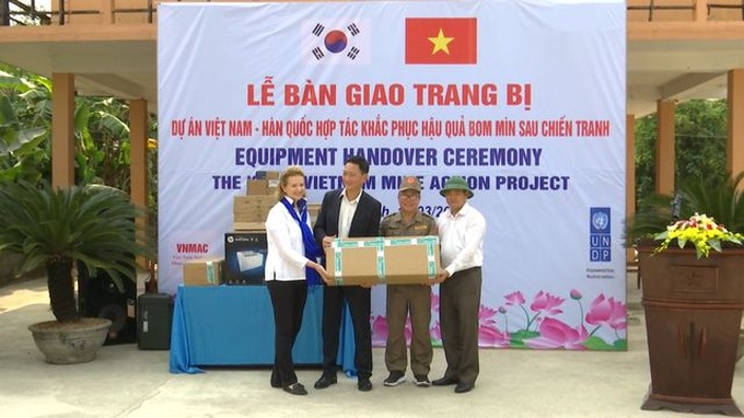 200 mine-detecting devices donated to Vietnam - 1 200 mine-detecting devices donated to Vietnam - 1
