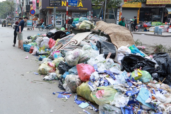 Slow compensation annoys residents living near Hanoi dump - 3