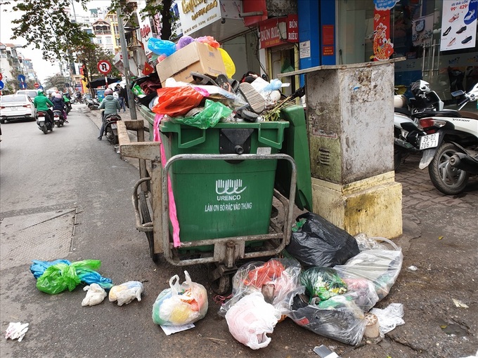 More rubbish seen on streets as people clean homes for Tet in Hanoi - 2
